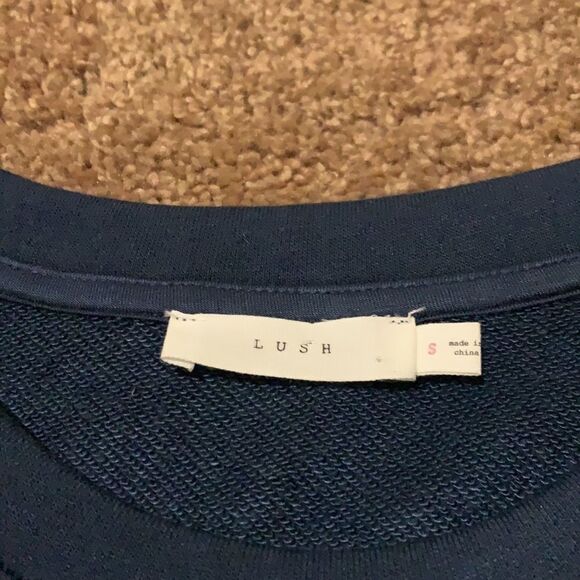 Lush dress with adjustable sleeves. - Picture 11 of 11